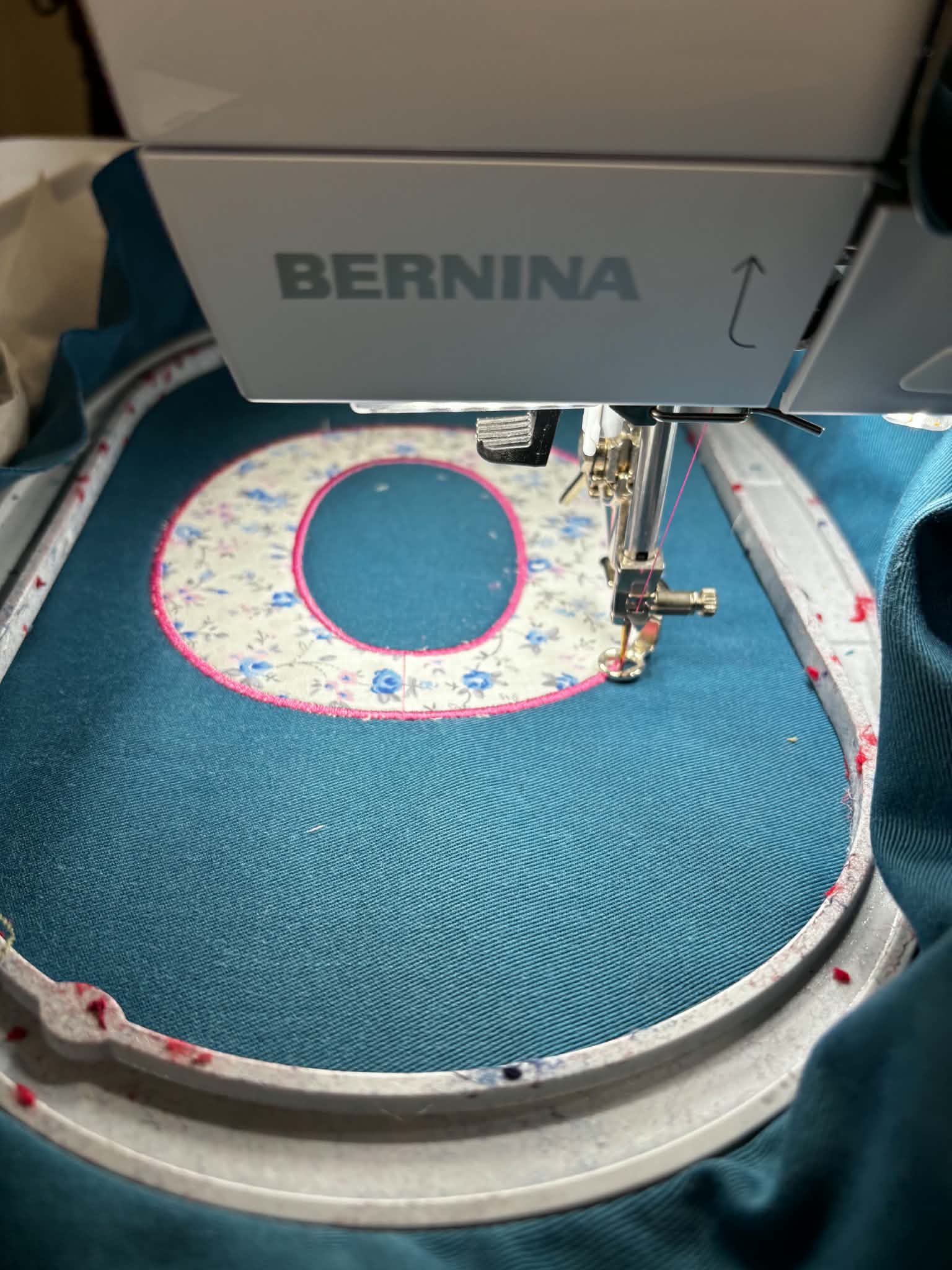 Broderie en cours sur la machine à broder