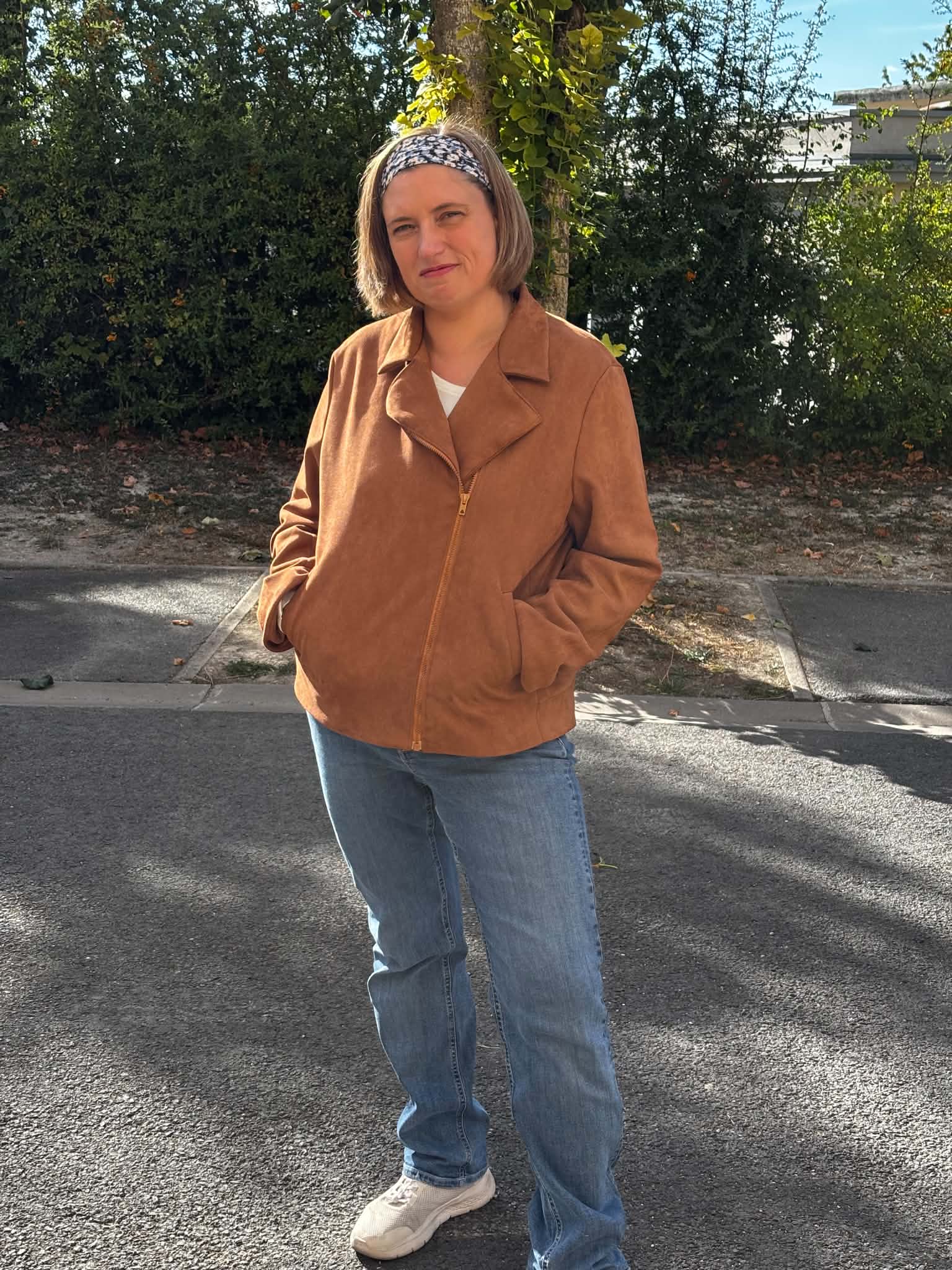 Perfecto camel cousu à l'atelier, porté par sa créatrice