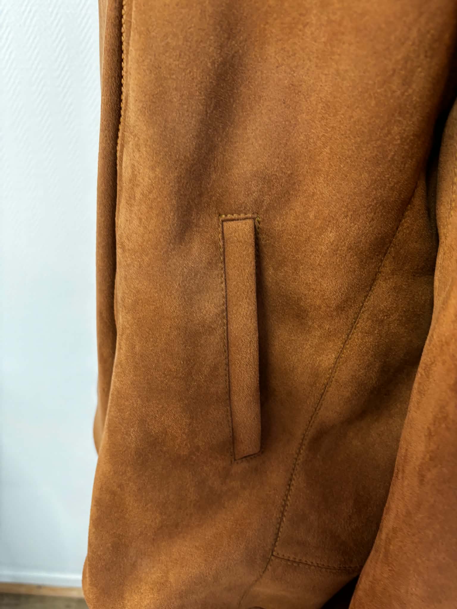 Détail de la poche passepoilée du perfecto camel