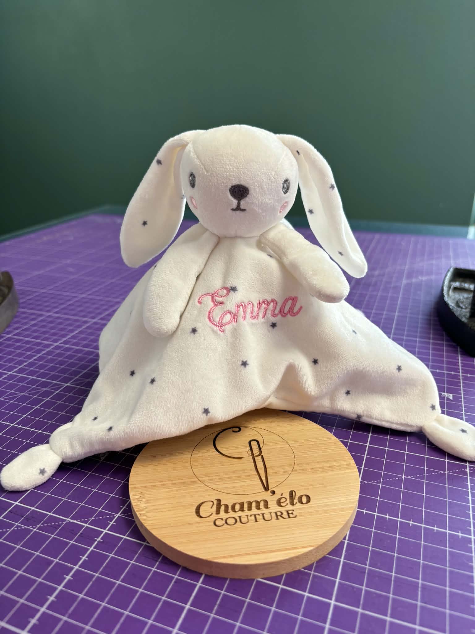 Prénom Emma brodé sur un doudou lapin